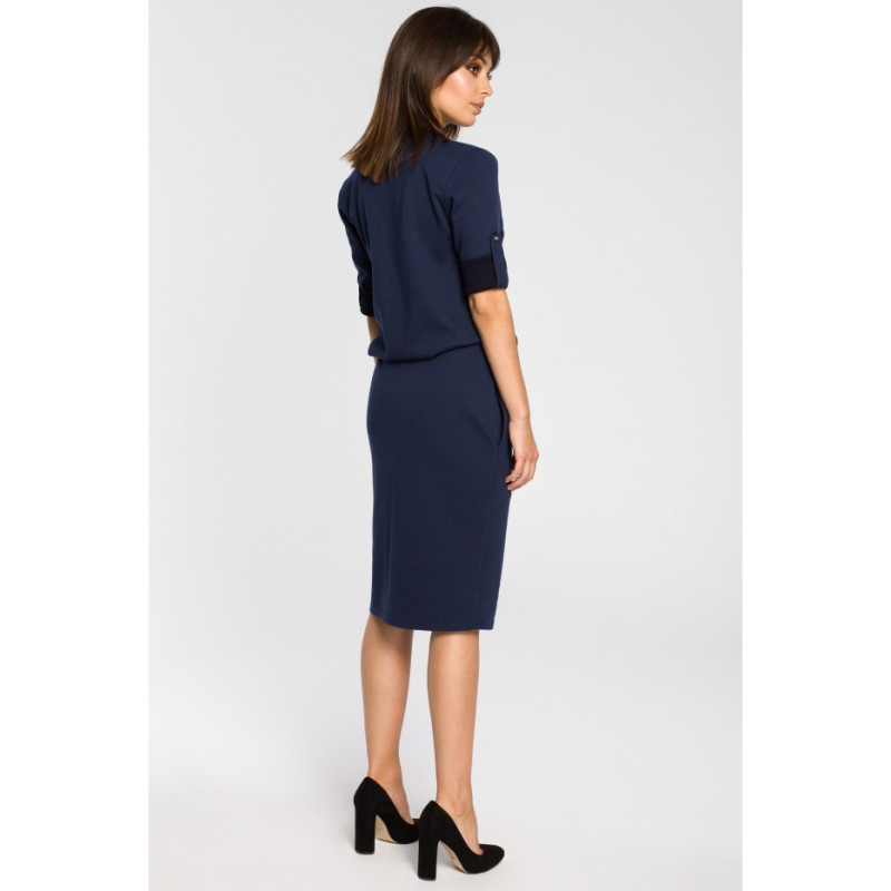 B056 Sukienka ze stójką i plisą w dekolcie - granatowa