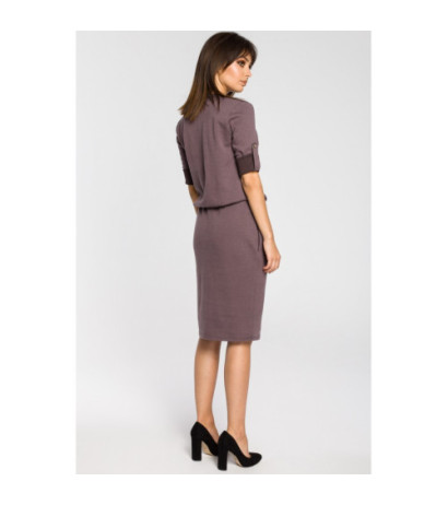 B056 Sukienka ze stójką i plisą w dekolcie - brązowa