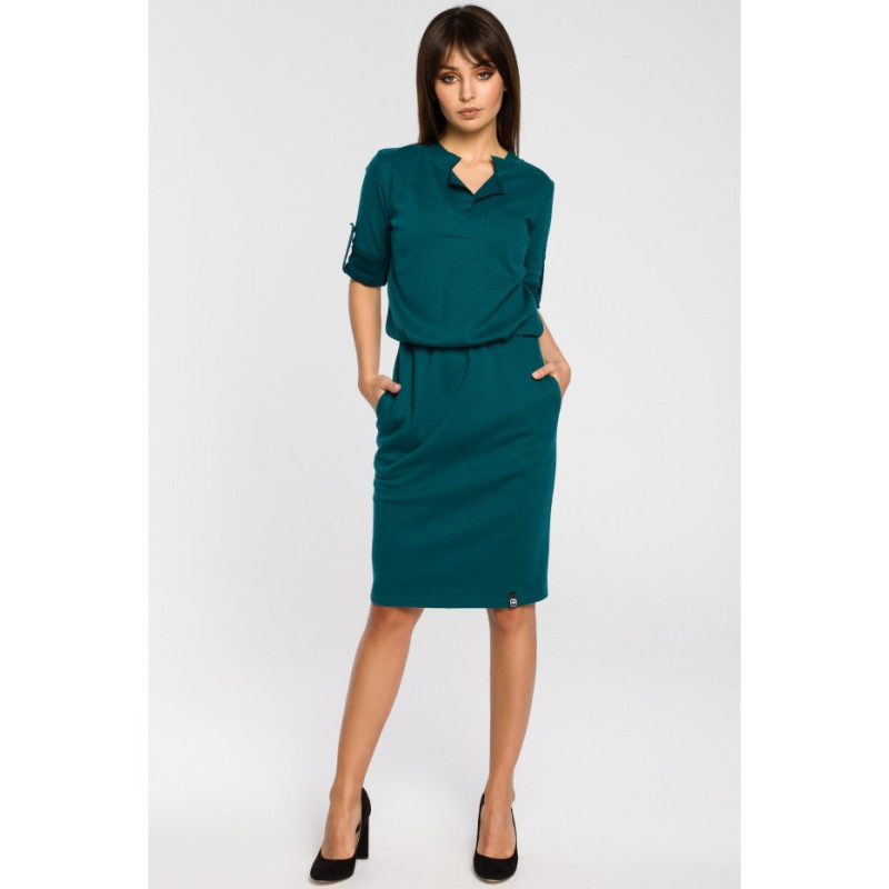 B056 Sukienka ze stójką i plisą w dekolcie - zielona