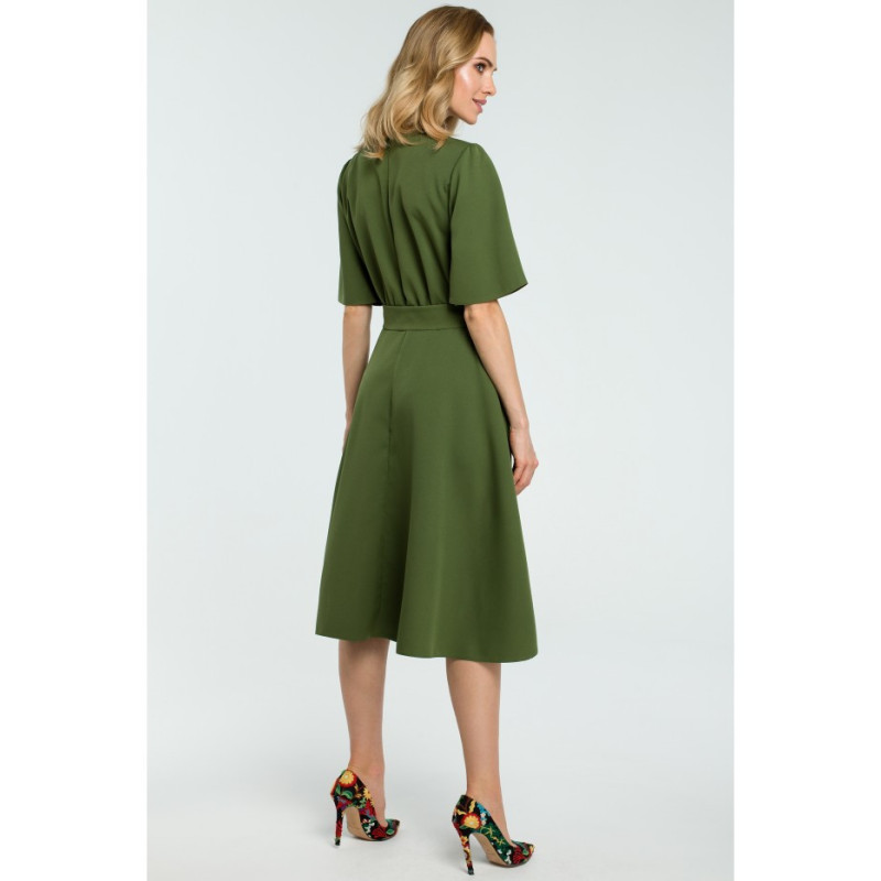 M396 Rozkloszowana sukienka z paskiem - zielona