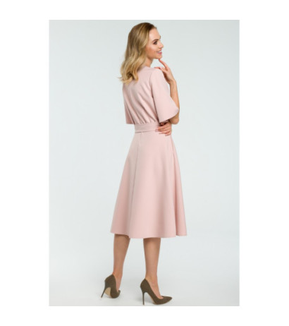 M396 Rozkloszowana sukienka z paskiem - pudrowa