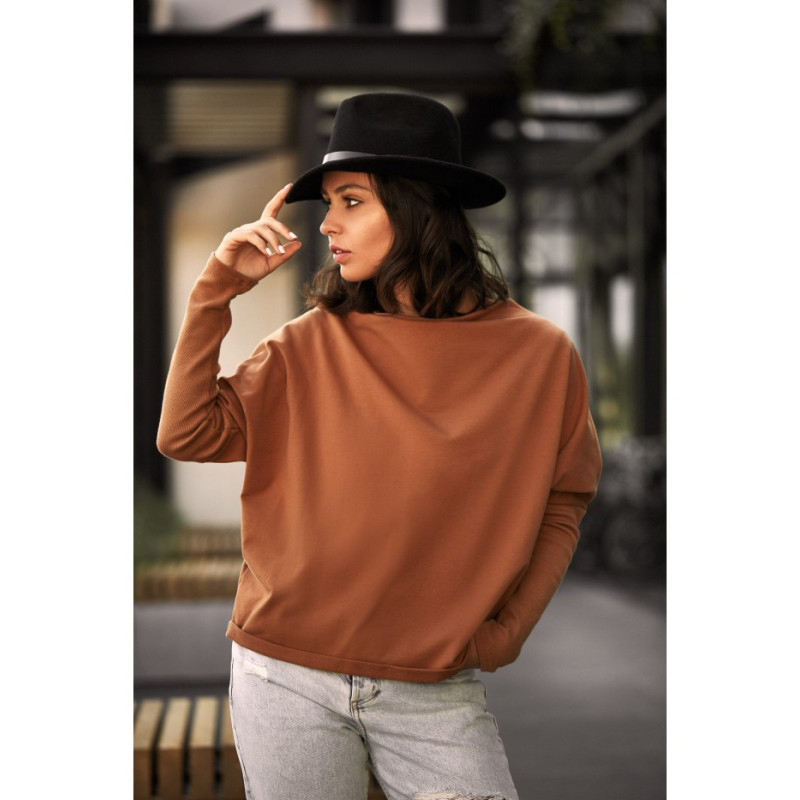 B094 Bluza z dekoltem z tyłu - kamelowa