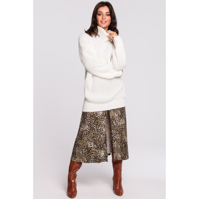 BK030 Długi sweter z golfem - biały