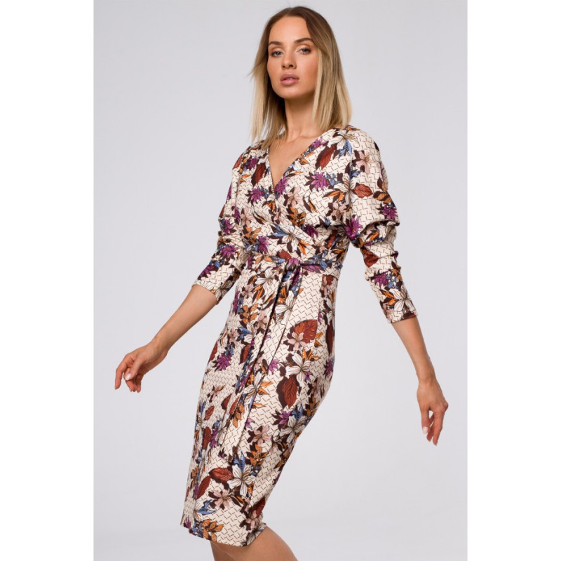 M524 Sukienka z kopertową górą i nadrukiem - model 2