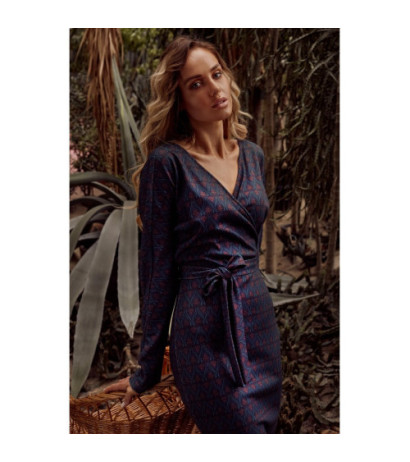 M524 Sukienka z kopertową górą i nadrukiem - model 3