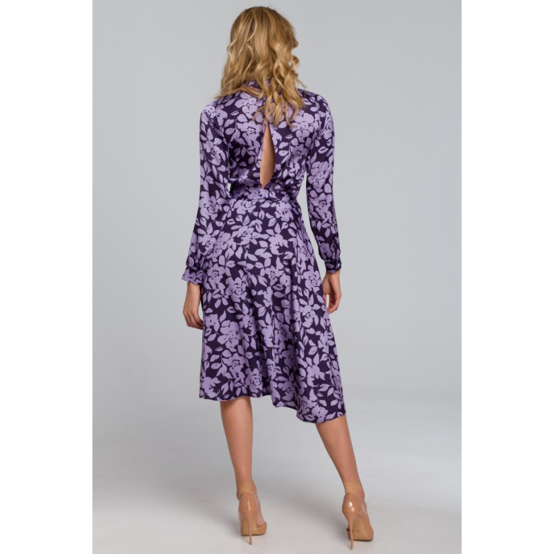 K084 Sukienka z rozcięciem na plecach - model 2