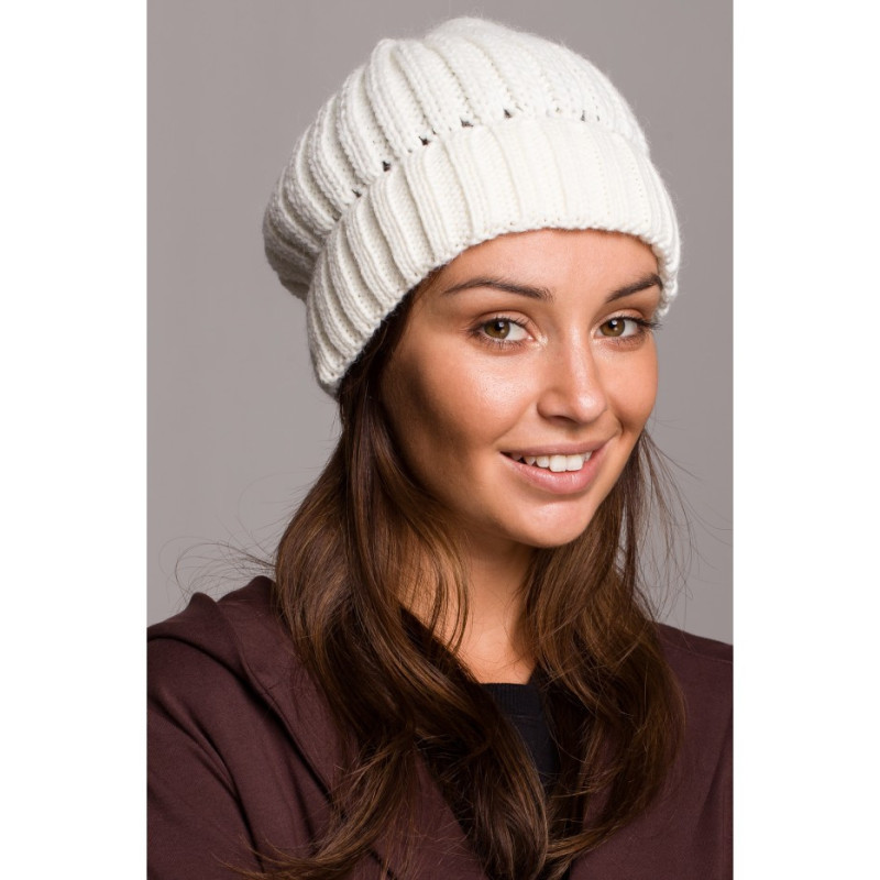 BK058 Czapka splot łańcuszek z wywinięciem - ecru