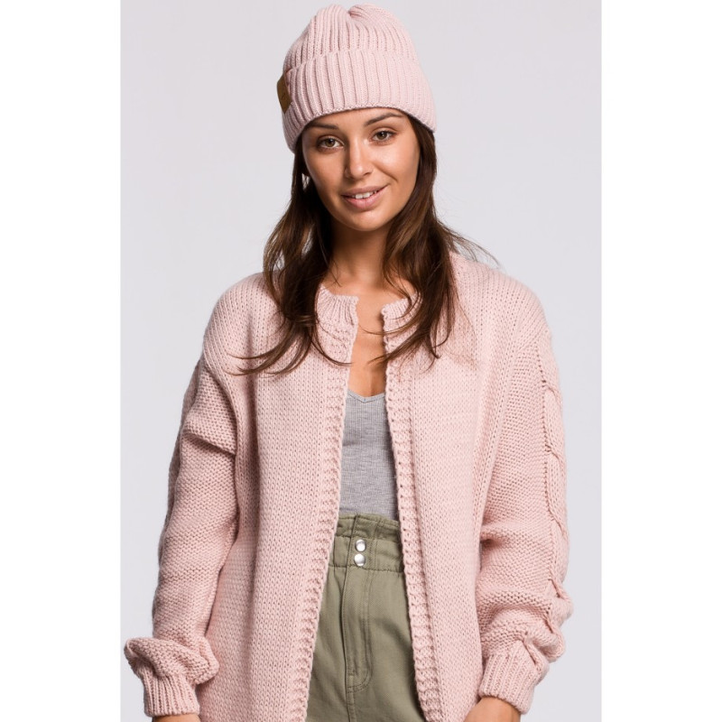 BK059 Czapka z wywinięciem i naszywką - różowa