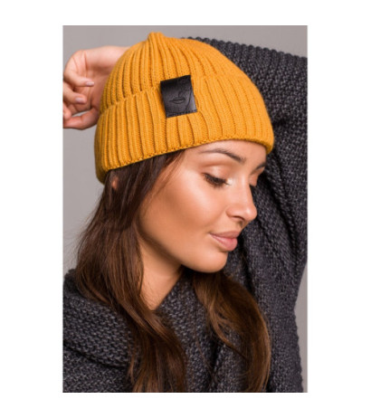 BK059 Czapka z wywinięciem i naszywką - żółta