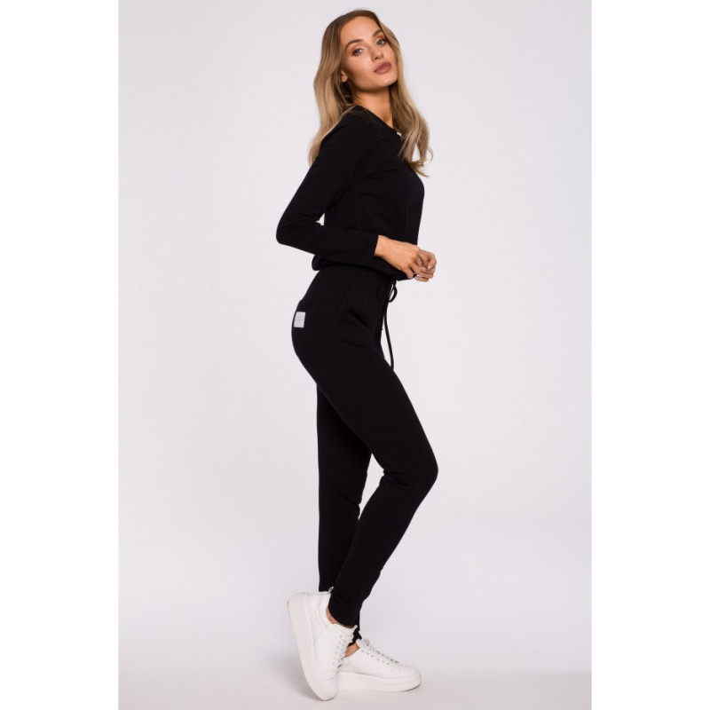 M583 Kombinezon Z Kieszonką I Ozdobną Naszywką - czarny