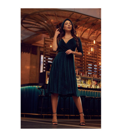 M645 Welurowa sukienka z dekoltem na ramionach - zielona