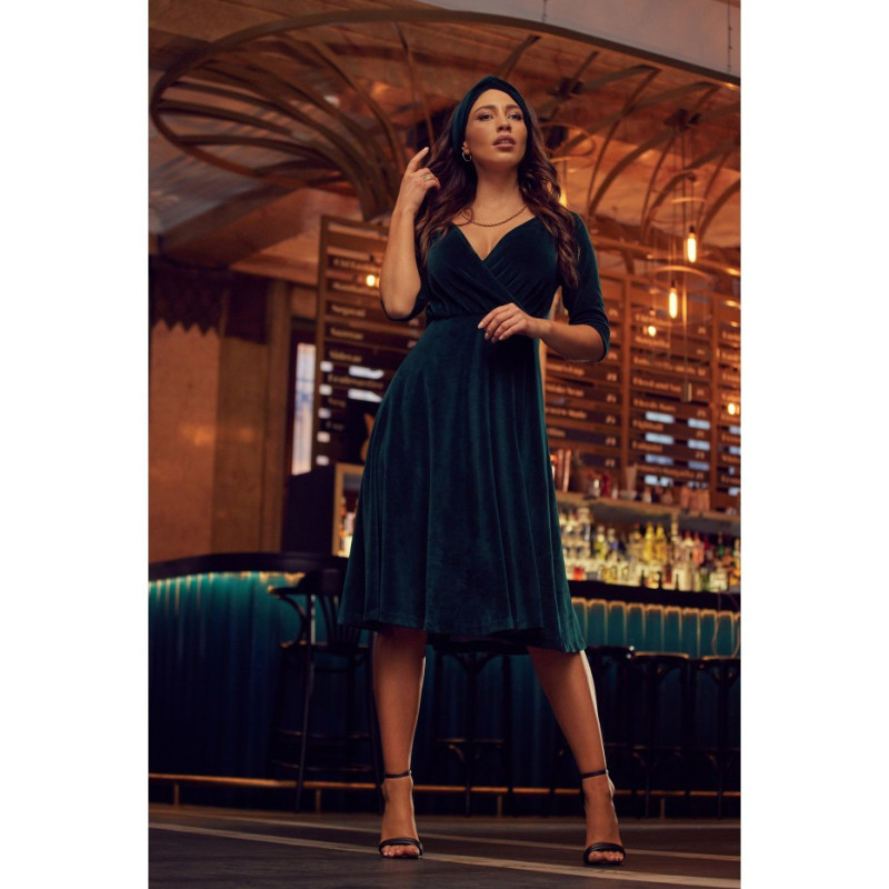 M645 Welurowa sukienka z dekoltem na ramionach - zielona