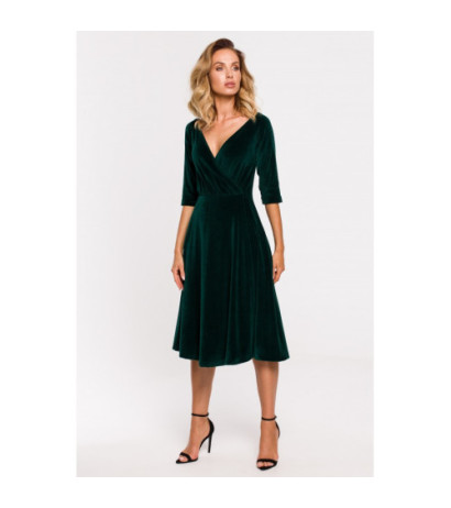 M645 Welurowa sukienka z dekoltem na ramionach - zielona