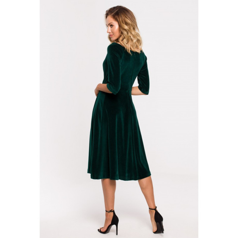 M645 Welurowa sukienka z dekoltem na ramionach - zielona