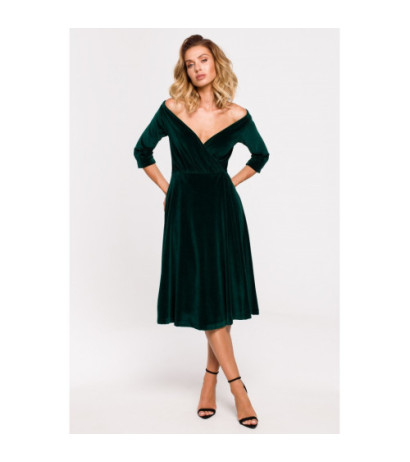 M645 Welurowa sukienka z dekoltem na ramionach - zielona
