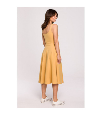 B218 Sukienka rozkloszowana na cienkich ramiączkach - miodowa