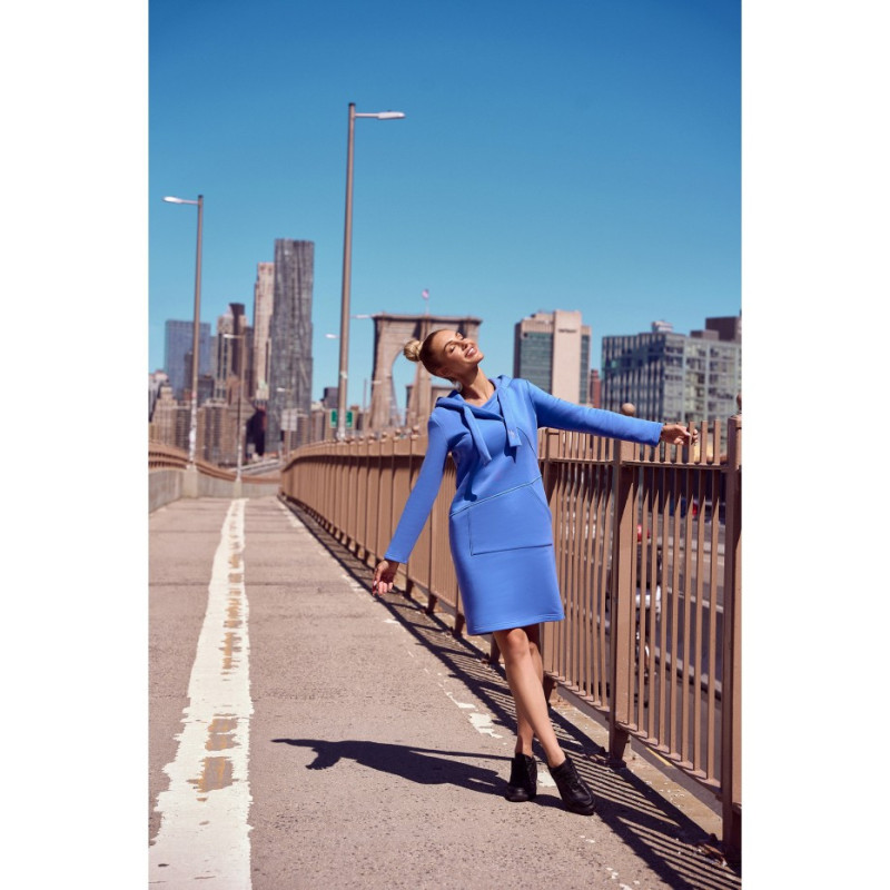 M695 Sukienka z kapturem i asymetryczną kieszenią - jasny fioletowy