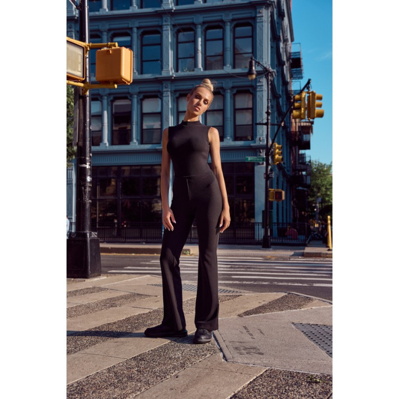 M704 Elastyczne spodnie z poszerzonymi nogawkami - czarne