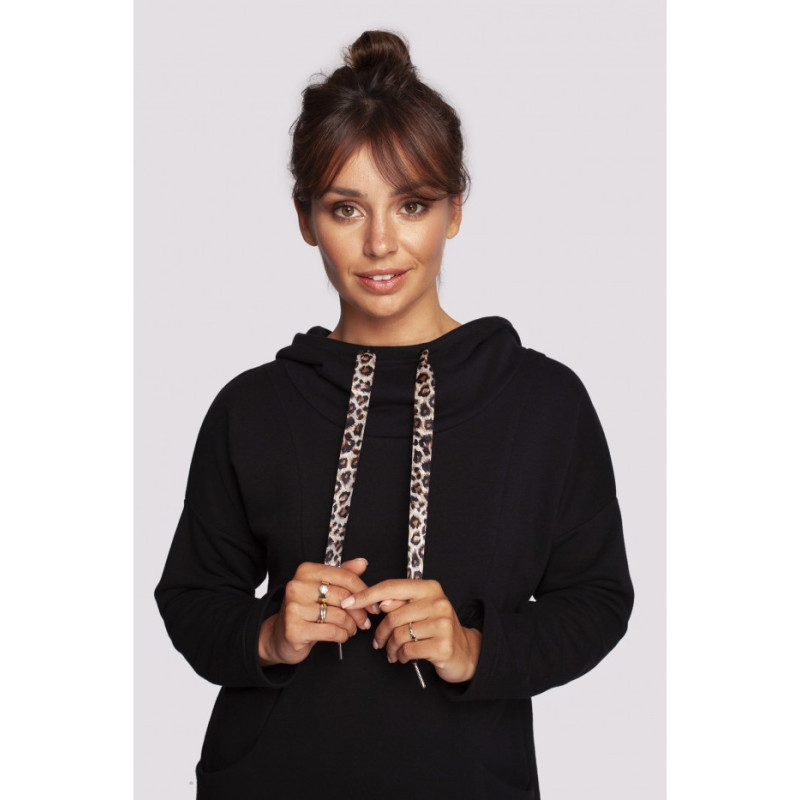 B238 Sukienka z wysokim kołnierzem i kieszeniami - czarna