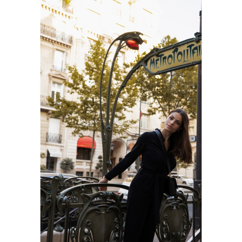 B248 Kombinezon z kołnierzem i paskiem - czarny