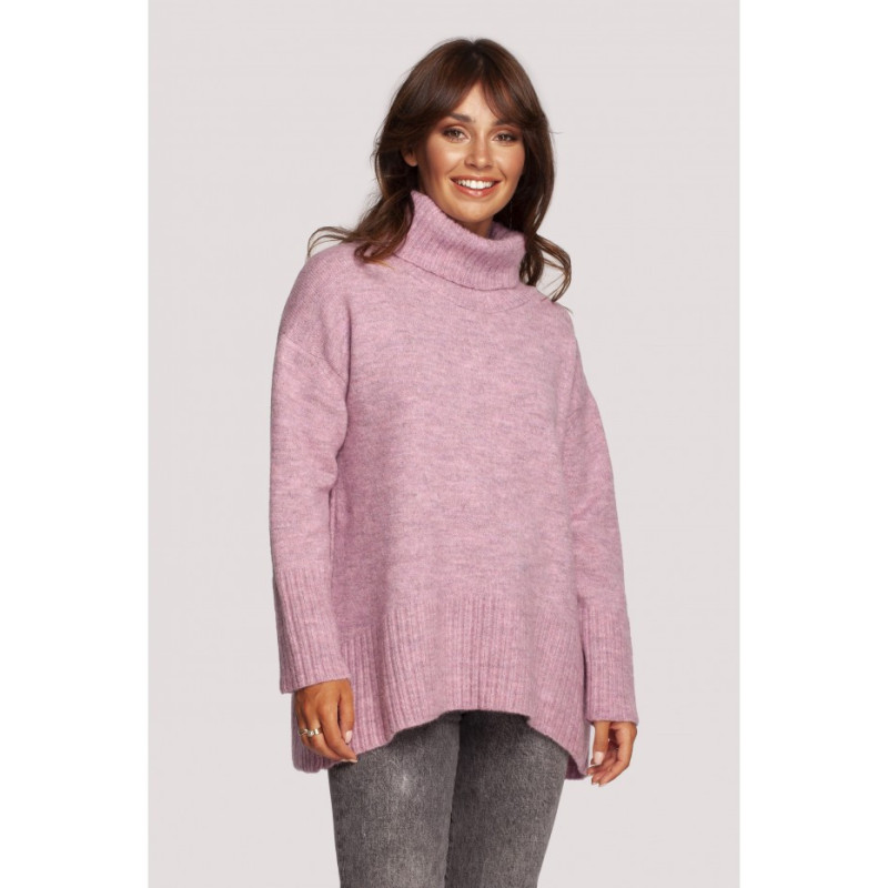 BK086 Sweter z golfem i rozcięciem z tyłu - pudrowy