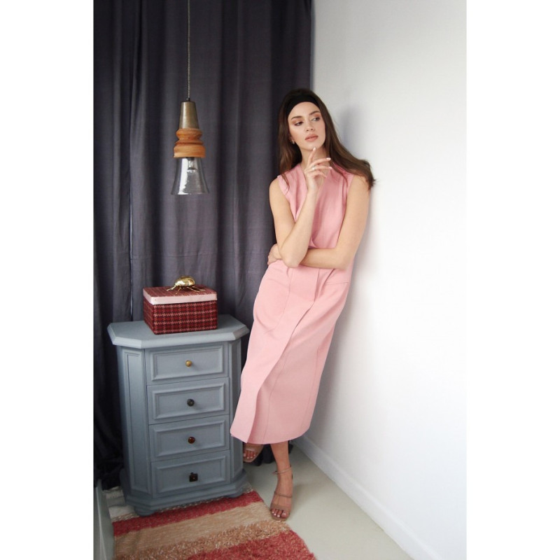 B254 Prosta sukienka midi bez rękawów - różowa