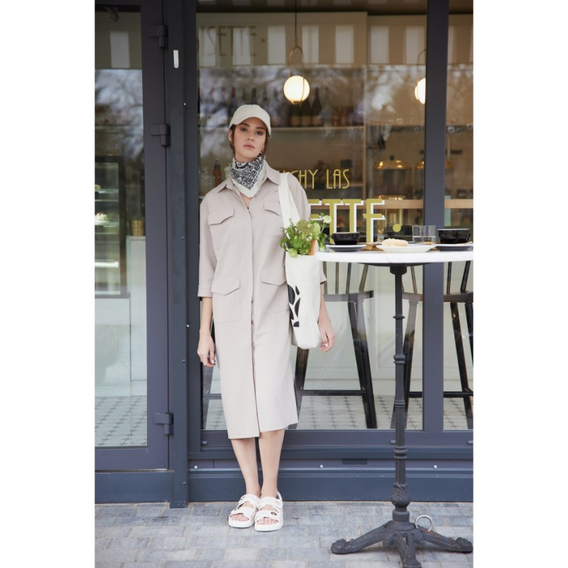 B258 Sukienka szmizjerka z kieszeniami i paskiem - beżowa