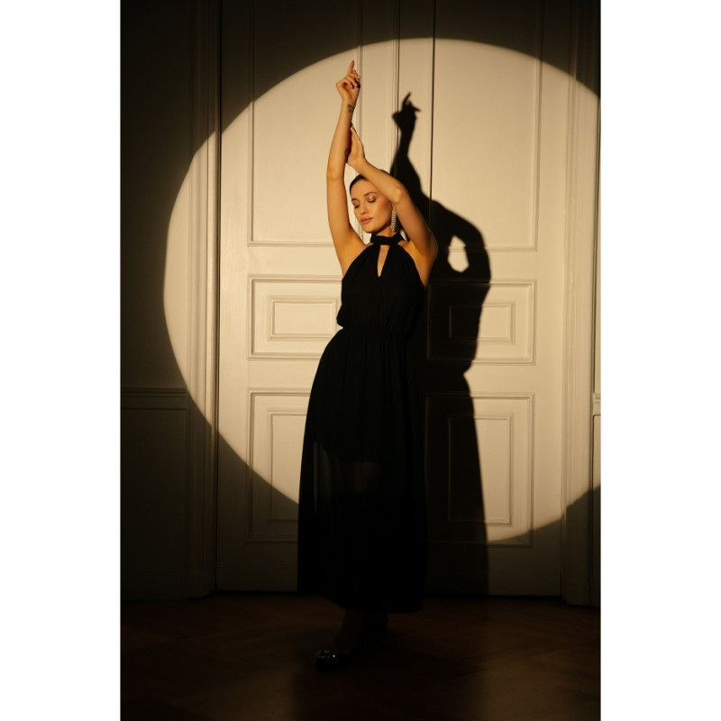 K169 Sukienka szyfonowa maxi wiązana wokół szyi - czarna