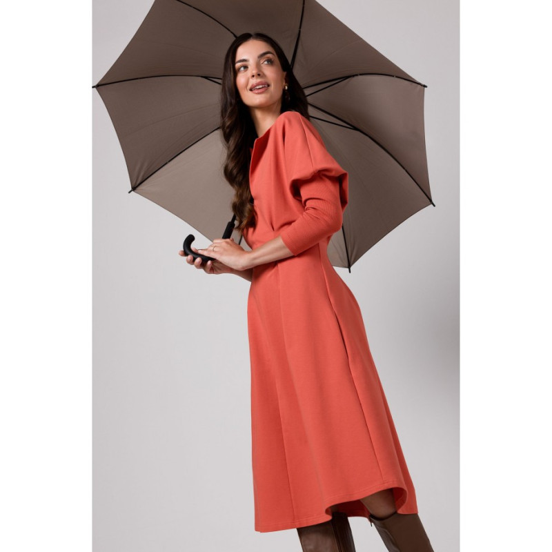 B273 Sukienka z mocno zaznaczoną talią - ceglasta