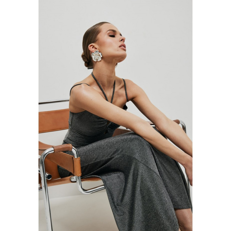 K188 Metaliczna sukienka maxi z wiązaniem w dekolcie - srebrna