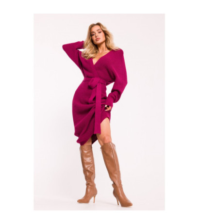 M810 Sukienka swetrowa z dekoltem kopertowym i paskiem - różowa