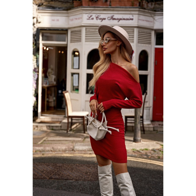 M818 Prążkowana sukienka mini z odkrytymi ramionami - czerwona