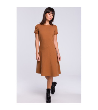 B105 Lekko rozkloszowana sukienka z godetem - karmelowa