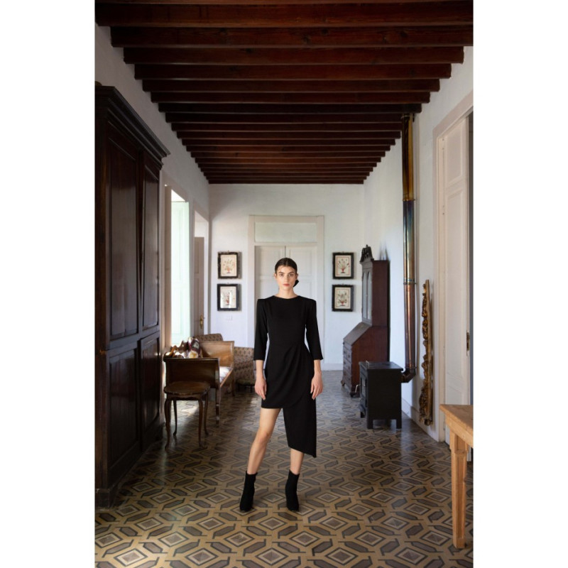 K047 Sukienka z asymetrycznym dołem i zakładkami - czarna