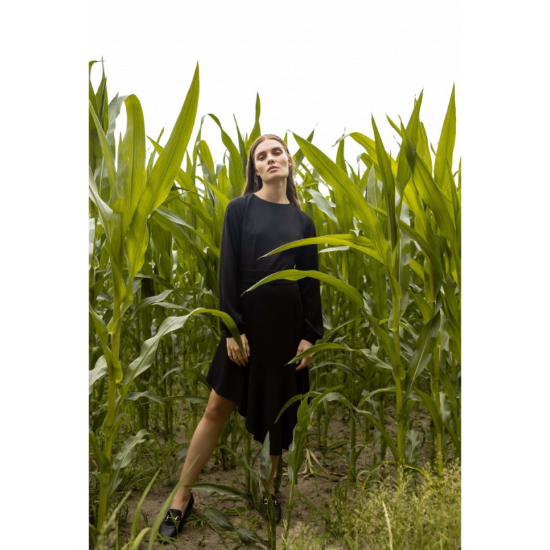 K077 Asymetryczna sukienka z falbanką - czarna