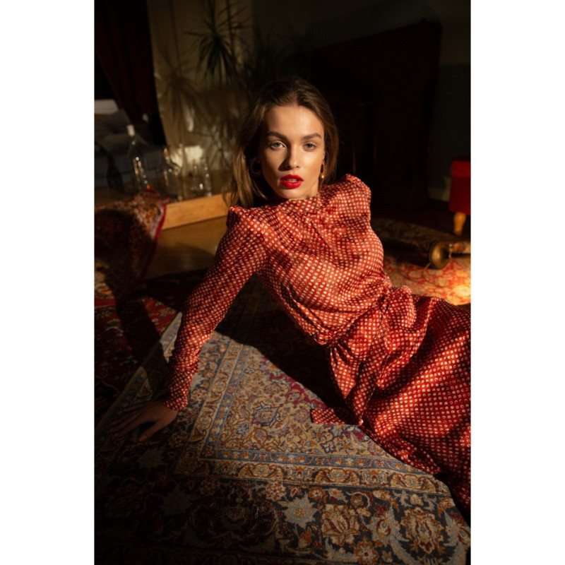 S238 Sukienka midi szyfonowa w groszki - model 2