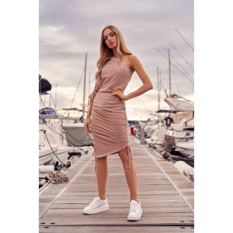 M580 Sukienka Na Jedno Ramię - mokka