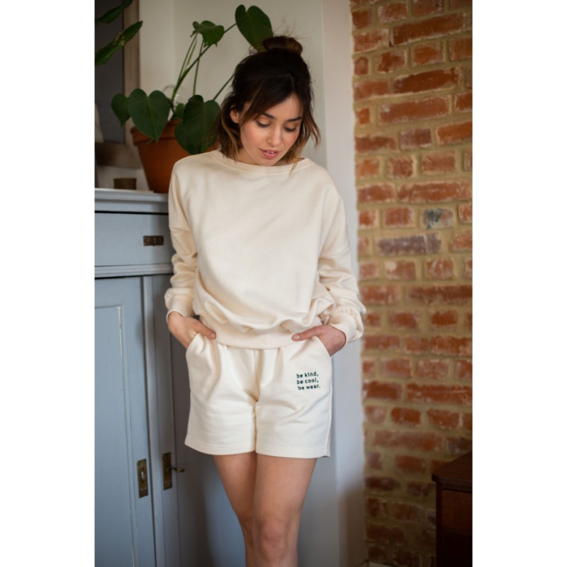 B186 Szorty dresowe z haftem - waniliowe