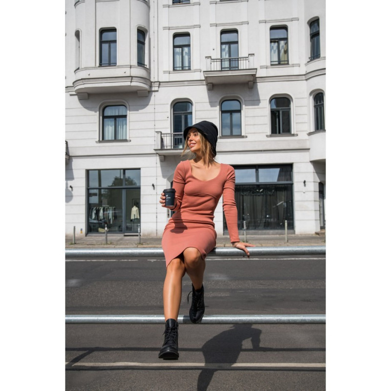 B207 Sukienka midi z dzianiny prążkowanej - ceglasta