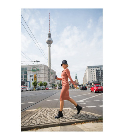 B207 Sukienka midi z dzianiny prążkowanej - ceglasta