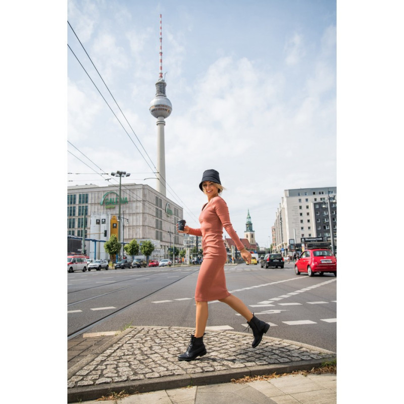 B207 Sukienka midi z dzianiny prążkowanej - ceglasta