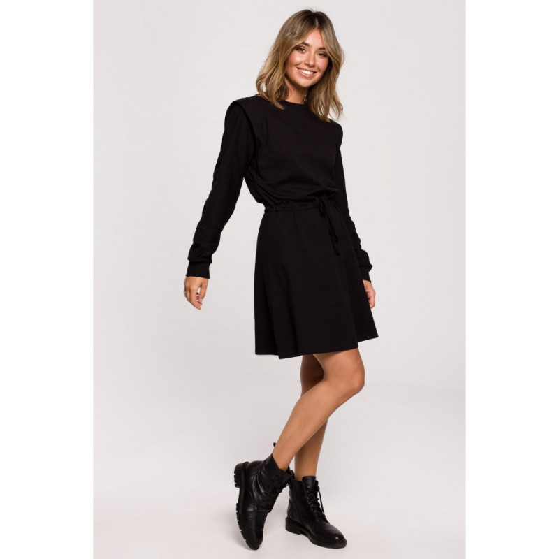 B208 Rozkloszowana sukienka z wiązaniem - czarna