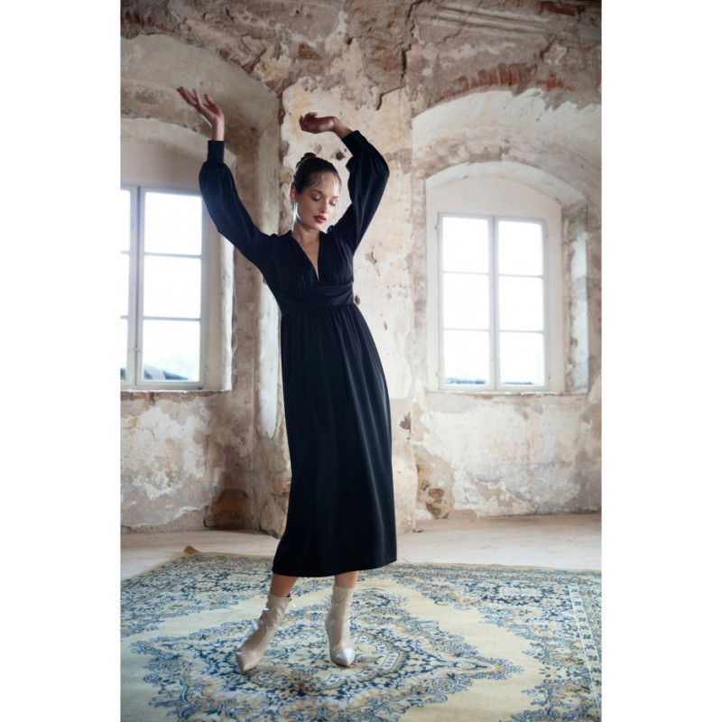 K118 Sukienka maxi z dekoltem V - czarna