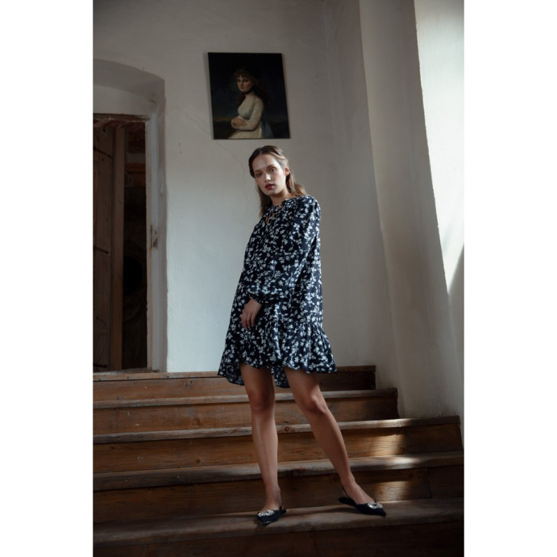 K121 Sukienka oversize z falbaną i nadrukiem - model 1