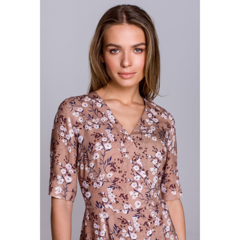 S299 Sukienka w kwiaty z falbaną i ozdobnymi guzikami - model 1