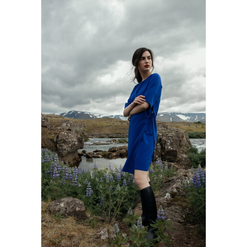 S326 Sukienka z podwójnym przodem i ozdobnymi klamrami - chabrowa