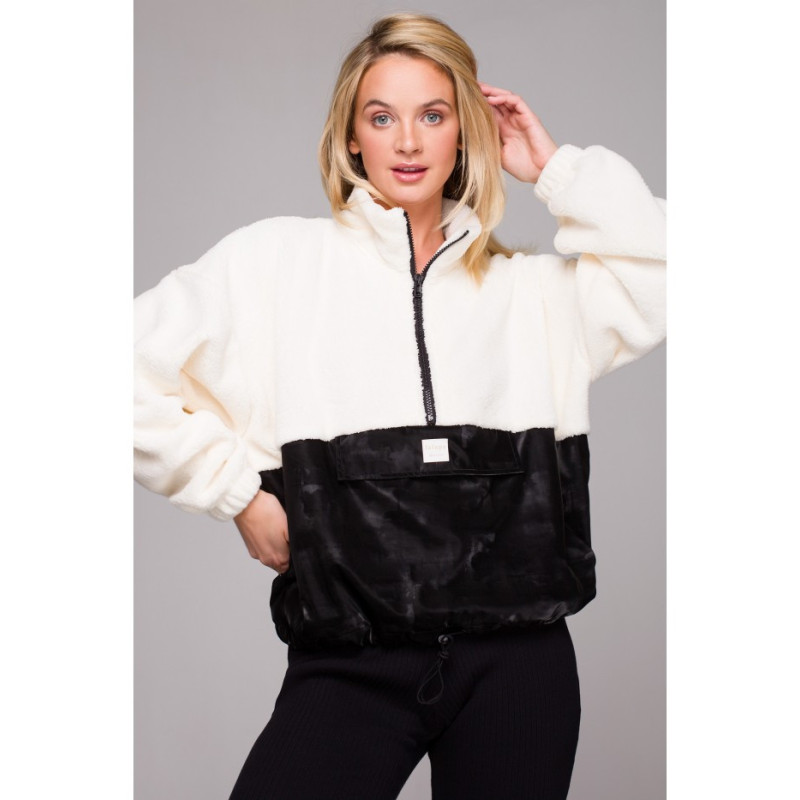 LA114 Pluszowa bluza z kieszenią na rzep - model 1