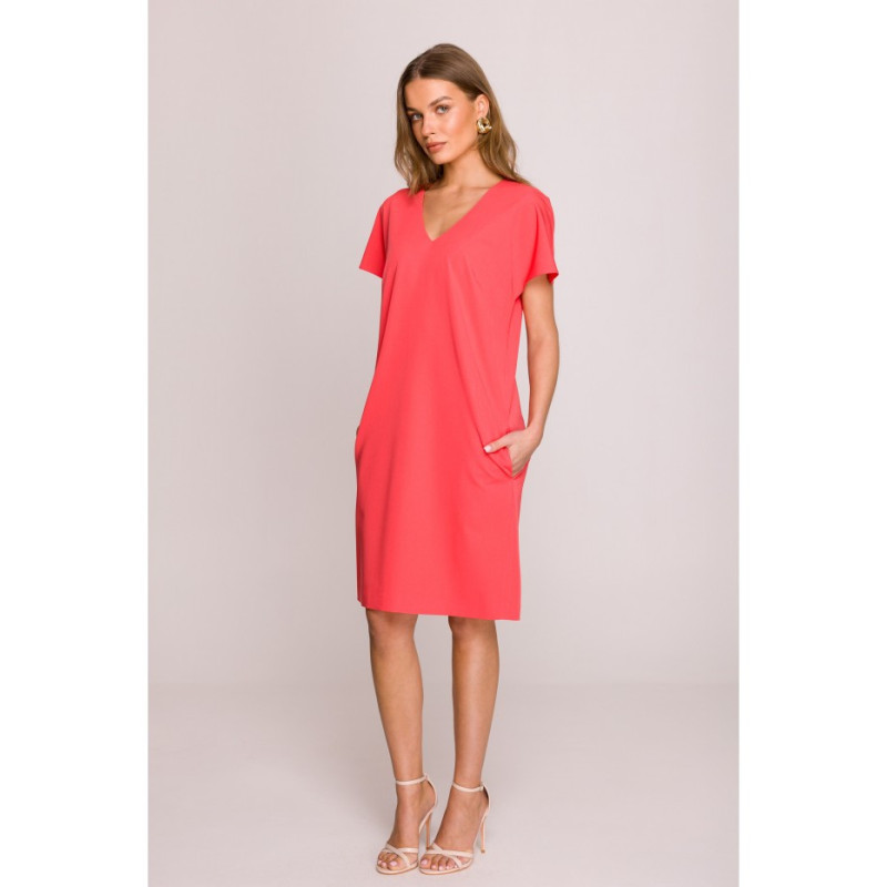 S392 Sukienka o luźnym fasonie z dekoltem V - koralowa