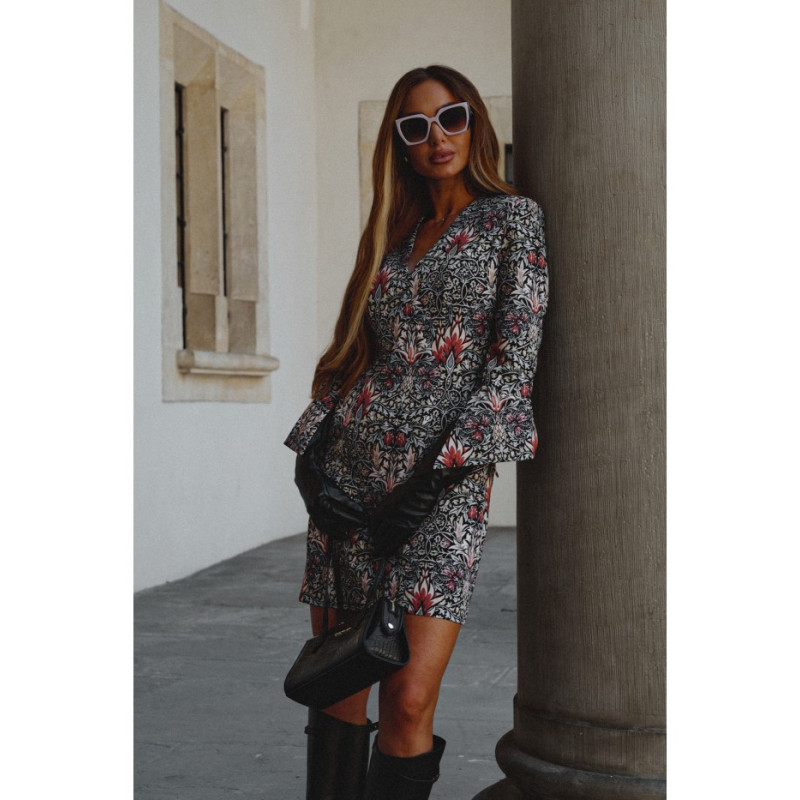 M877 Sukienka we wzór z szerokimi mankietami - model 1