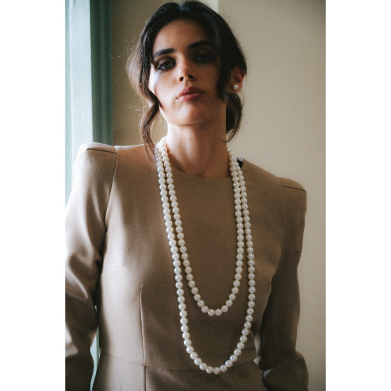 S412 Sukienka ołówkowa z ozdobnymi ramionami - beżowa